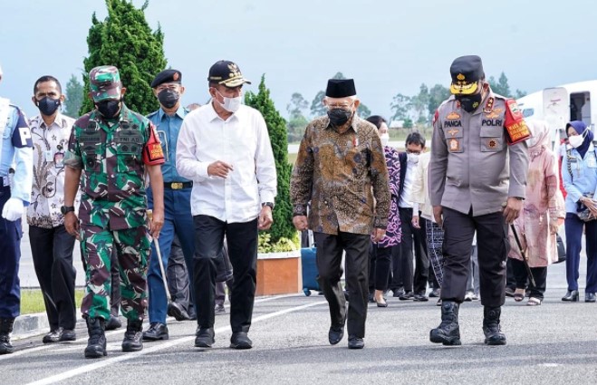 Kapolda Sumut Sambut Kedatangan Wapres RI di Bandara Silangit