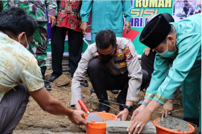  Perdana di Kecamatan Lirik, Bedah Rumah Presisi Polres Inhu Dimulai