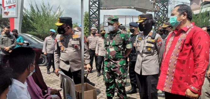  Tinjau Vaksinasi Massal, Kapolda Sumut Dengan Santun Sapa Peserta dan Berikan Tali Asih