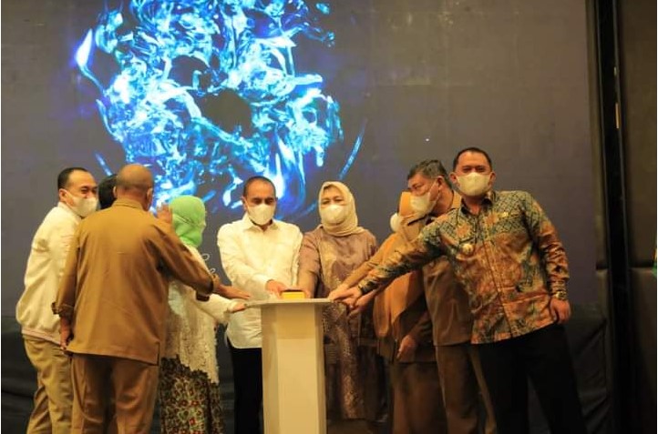  Bupati Bersama Ketua TP – PKK Labuhanbatu Hadiri Grand Launching Kelas Perempuan Mandiri Berbudaya (Kelapa Muda)