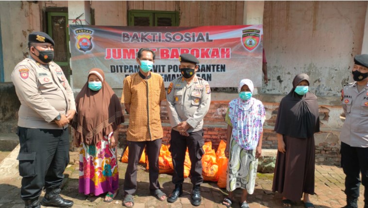  Peduli Pandemi, Jumat Barokah Ditpamobvit Polda Banten Bagikan Sembako Ke Rumah Warga