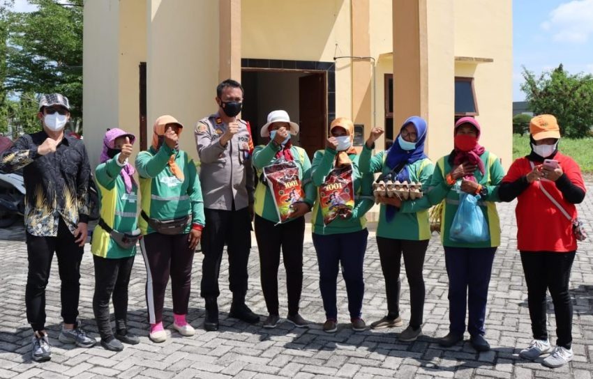 Kapolsek Bandara Kuala Namu Berbagi Sembako kapada Petugas Kebersihan KNIA