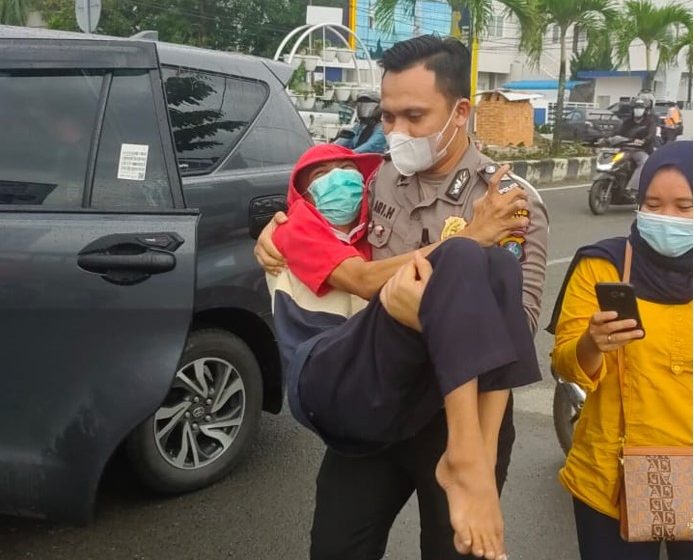  Personil Satlantas Polres Asahan Gendong Penyandang Disabilitas Untuk Vaksin