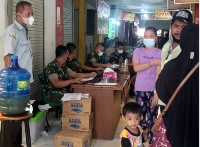  Kacab I PUD Pasar Medan dan Kepala Pasar Sukaramai Gelar Vaksin Massal