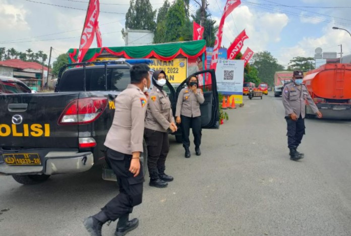 Jelang Nataru, Kapolsek Tuntungan Beserta Anggota Ajak Masyarakat Vaksinasi Covid-19