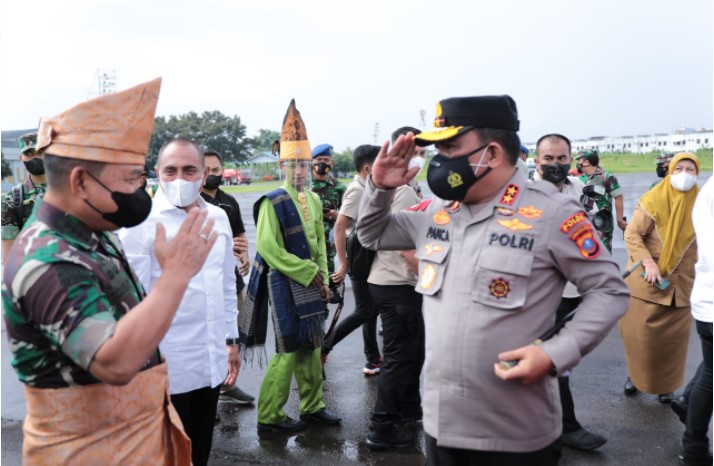  Kapolda Sumut Sambut Kedatangan KSAD di Lanud Soewondo