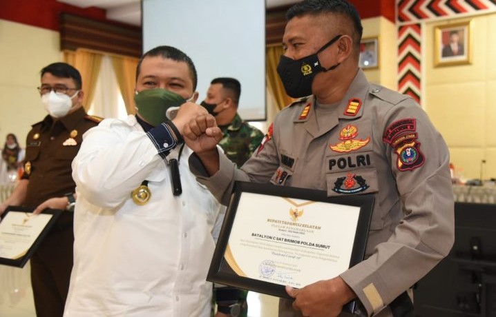  Batalyon C Brimob Polda Sumut Peroleh Penghargaan dari Bupati Tapsel