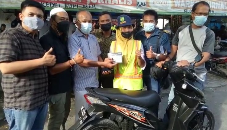 Korban Curanmor Petugas Kebersihan Kota Medan Terima Bantuan Sepeda Motor