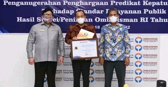  Bupati Batubara Terima Penghargaan Predikat Kepatuhan Tinggi Standar Pelayanan Publik