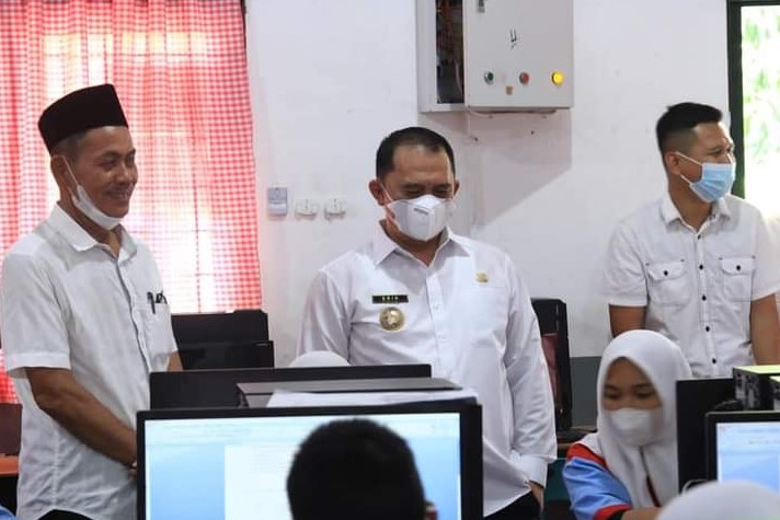  Pacu Dunia Pendidikan di Labuhanbatu, Bupati Erik Lepas Siswa/i  SMK Pemda Ikuti Praktek Prakarin