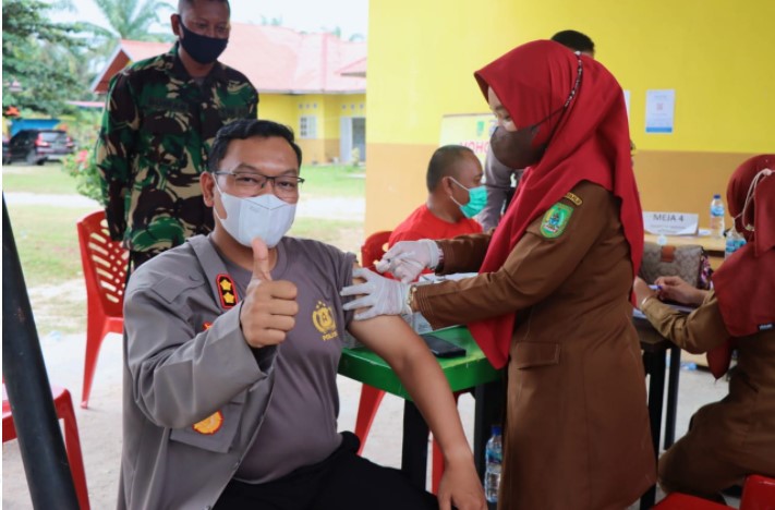  Kapolres Rokan Hilir Beserta Puluhan Personil Ikuti Vaksinasi Covid-19 Dosis Ketiga