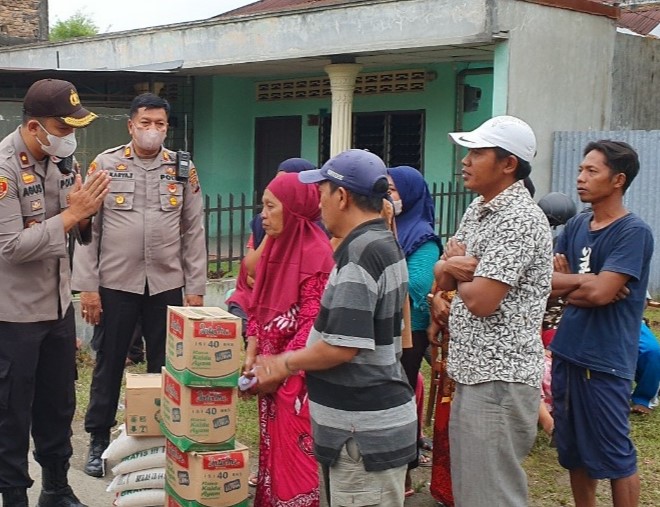  Kapolsek Percut Seituan Berikan Bantuan Untuk Korban Kebakaran di Jalan Pertiwi