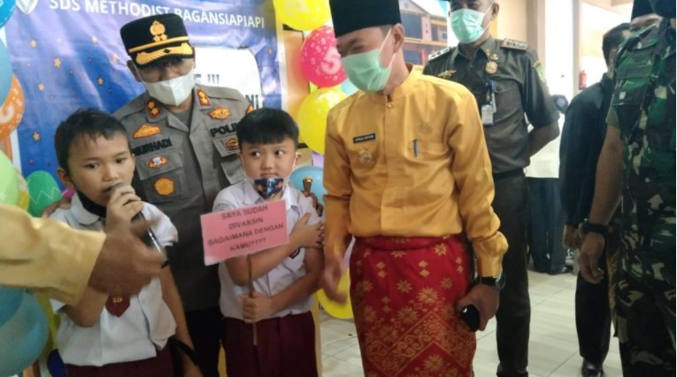  Kapolres Rohil Bersama Bupati dan Wakil Bupati Tinjau Vaksinasi Massal Anak Usia 6-11 Tahun di Perguruan Methodis