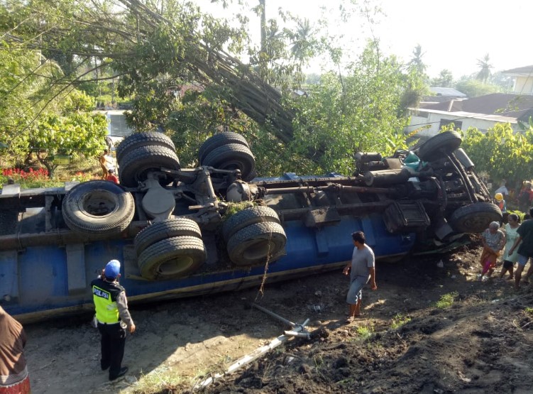  Truk Tangki CPO Terbalik dan Terjun Bebas di Sergai, Sopir Tewas 