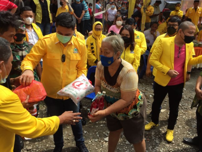 Imlek 2573, Ketua Harian DPD Partai Golkar Kota Medan M Rahmaddian Shah Berbagi Sembako Kepada Masyarakat Thionghoa