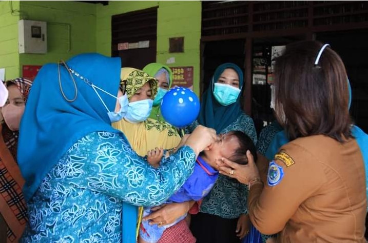  Ketua Penggerak PKK Kabupaten Labuhanbatu bersama Dinkes Bagikan Vitamin A Untuk Balita