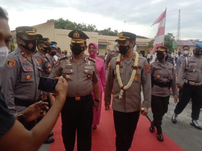 Tradisi Pedang Pora dan Rasa Haru Warnai Pelepasan Kapolres Batubara