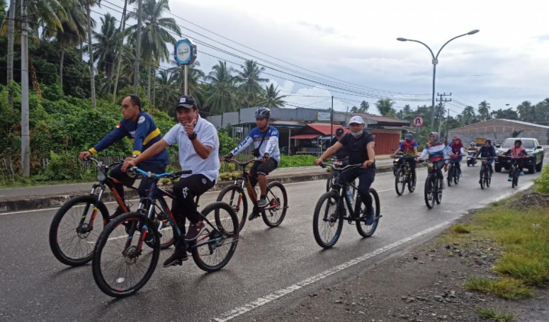  Semarakkan Jumat Sehat, Drs Taslim dan SCC Morowali Gowes Bersama