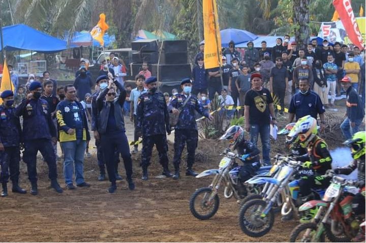  Bupati Labuhanbatu Tutup Perlombaan Motocross dan Grasstrack di Sirkuit Cimamen 45