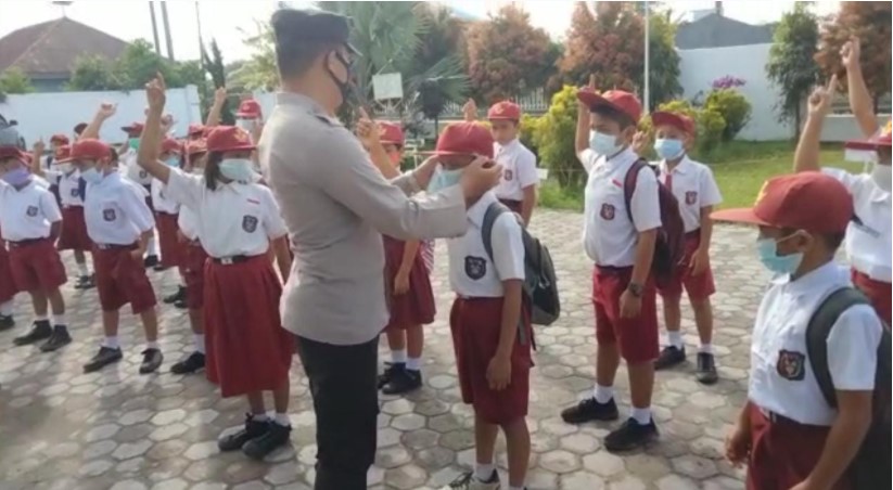  Bhabinkamtibmas di Simalungun Peduli Anak Sekolah, Bagi-bagi Masker Sebelum Belajar