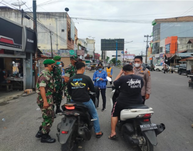 Cegah Penyebaran Covid-19, Polsek Kota Kisaran Gelar Ops Yustisi dan Bagikan Masker