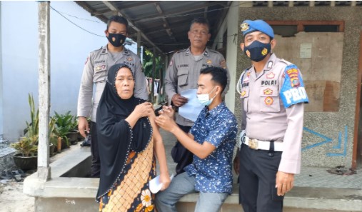  Polsek Medang Deras Gencarkan Suntik Vaksin Secara Door To Door