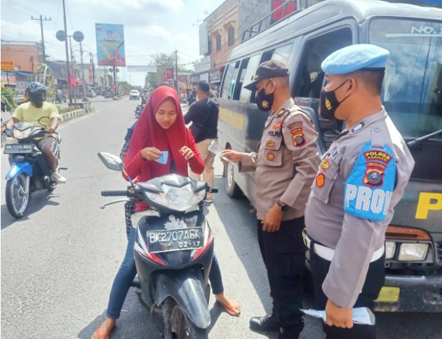  Ops Yustisi 2022, Polres Asahan Beri Teguran dan Bagikan Masker ke Pelanggar Prokes