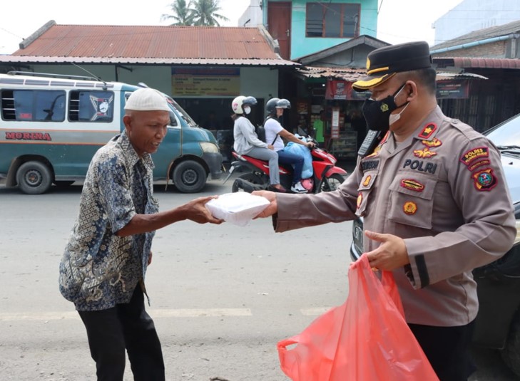 Jumat Berkah, Polres Belawan Berbagi Nasi Kotak di Hamparan Perak