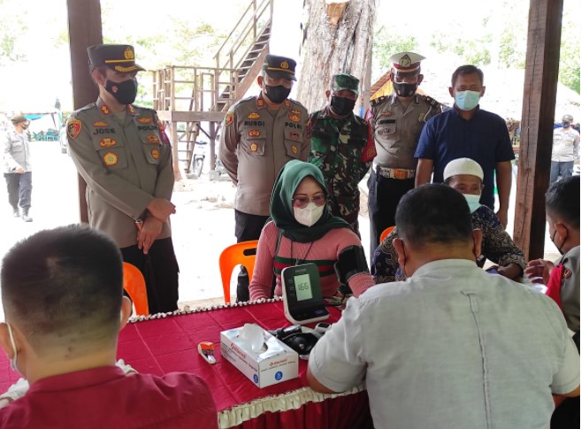  Tinjau Pelaksanaan Vaksinasi di Lokasi Wisata, Kapolres Batubara Ingatkan Warga Tidak Berkerumun