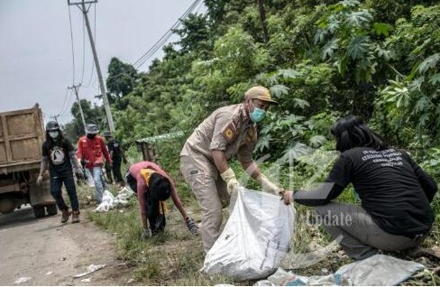 Peringati HPSN, PT IMIP dan Ratusan Relawan Bersihkan Sampah di Kec. Bahodopi