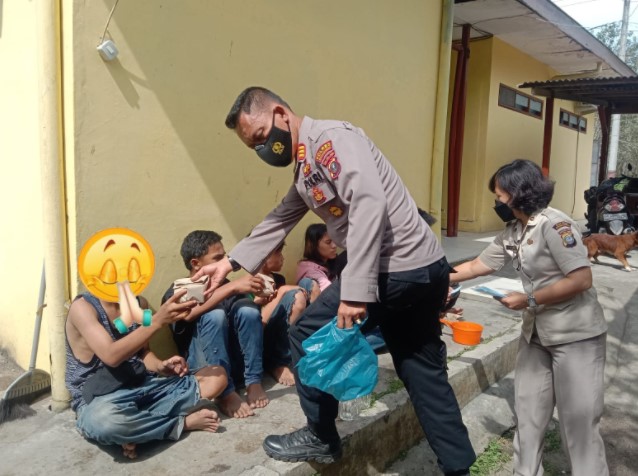  Kapolsek Bangun Bagikan Nasi Bungkus dan Swab Anak-Anak Komintas Jalanan