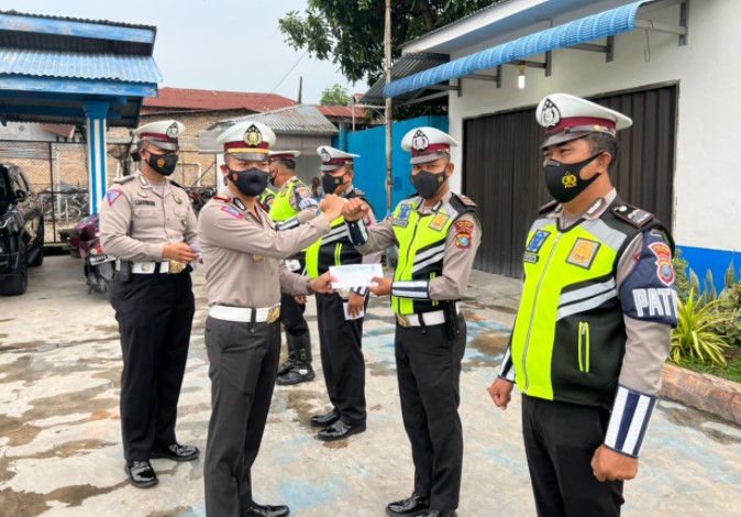 Kasat Lantas Polres Asahan Beri Reward Personel Berdedikasi Sukseskan Vaksinasi Covid-19