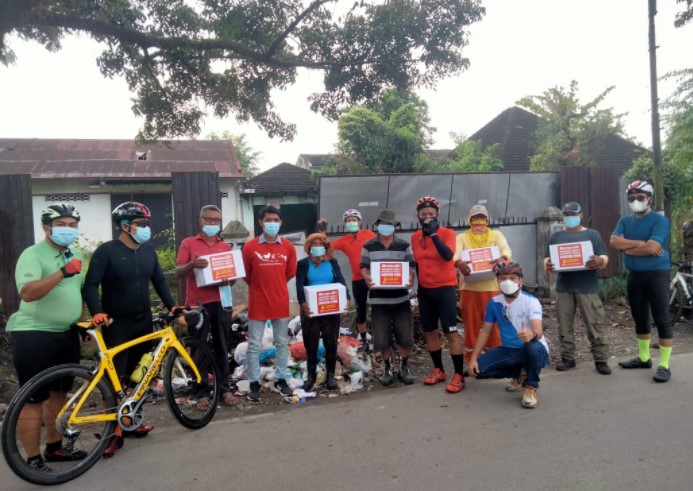 ICC dan Merdeka Funbike Berbagi Sembako kepada Penyapu Jalan di Kota Medan