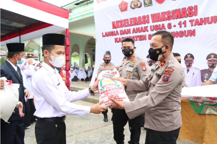  Peringati Isra Mi’raj, Kapolres Bersama PJU Gelar Bakti Sosial dan Vaksinasi di Pondok Pensantren Al’Kautsar Panei Tonga