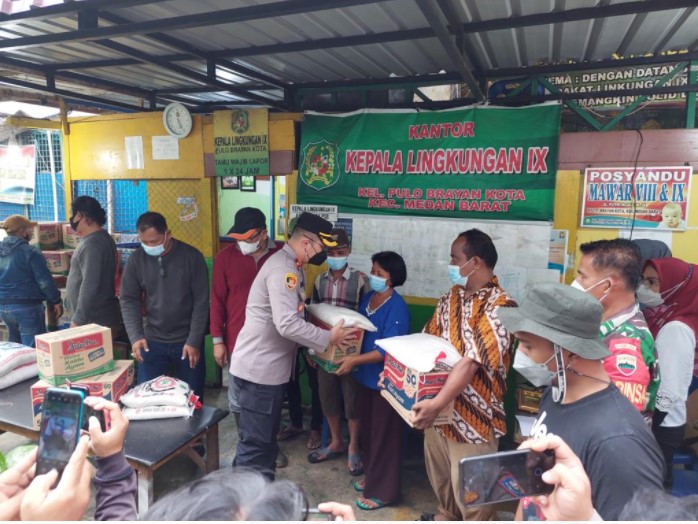  Dirikan Dapur Umum, Kapolsek Medan Barat Bantu Korban Banjir