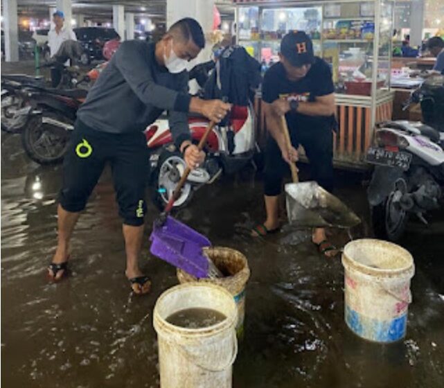  Suwarno Dirut PUD Pasar Bantu Pedagang dan Ikut Kuras Banjir di Pasar Petisah