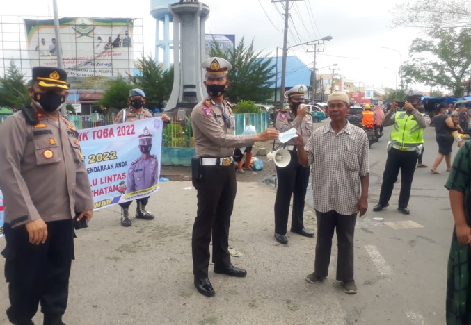  Ops Keselamatan Toba 2022, Polres Pelabuhan Belawan Bagikan Masker Gratis