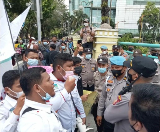  Nyaris Ricuh, Polsek Medan Baru Halau Pengunjuk Rasa Secara Humanis