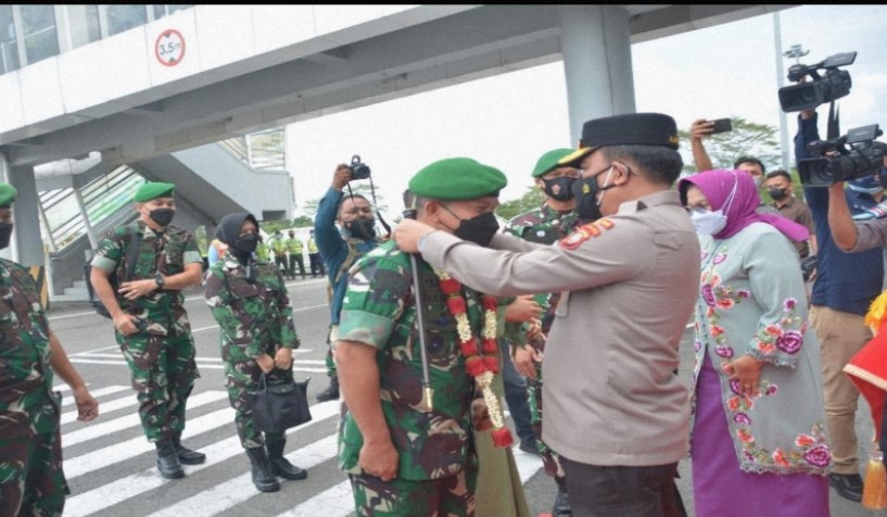  Tiba di Bandara Internasional Kualanamu, Pangdam I/BB Disambut Tarian dan Pemakaian Adat Melayu