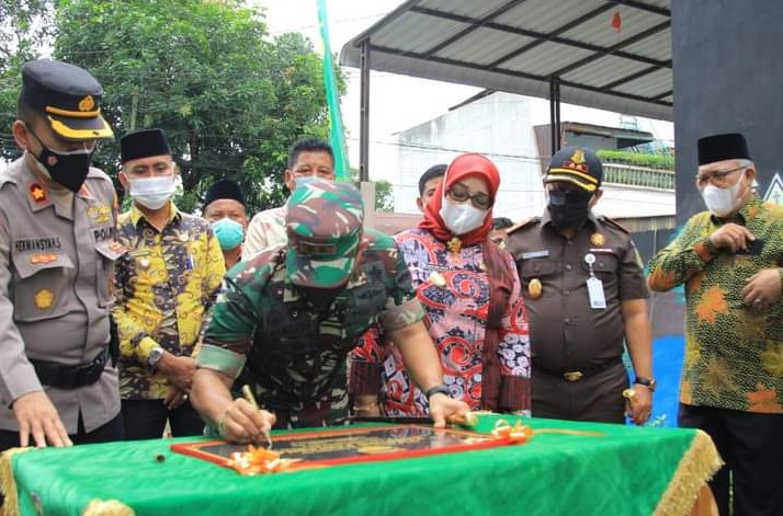  Disaksikan Wabup, Dandim 0209/LB Resmikan Lingkungan Cut Mutia Sebagai Kampung Pancasila