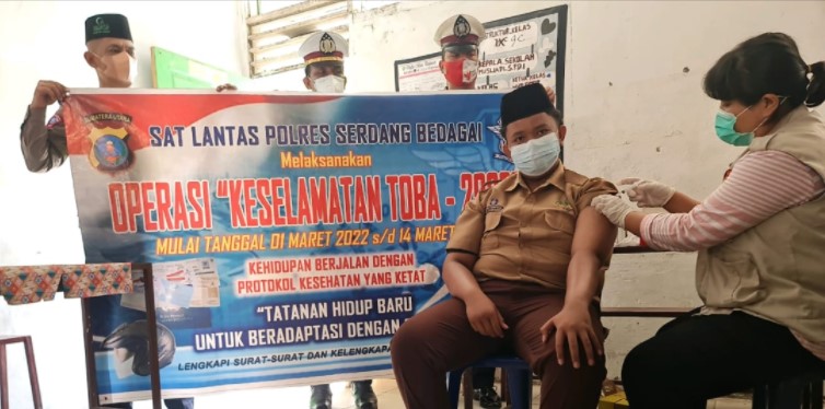  Ops Keselamatan Toba, Satlantas Polres Sergai Gelar Vaksinasi ke Pelajar