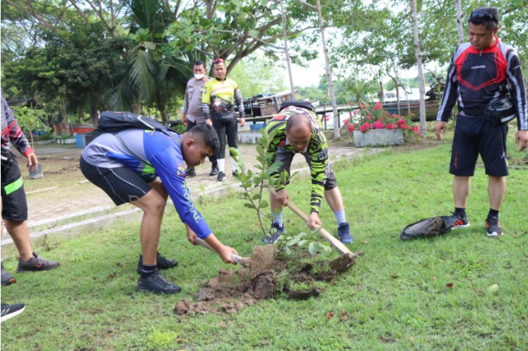  Kapolres Sergai Tanam Pohon Bentuk Kepedulian Terhadap Lingkungan