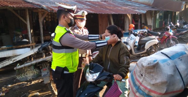 Tekan Laju penyebaran Covid-19, Satlantas Polres Batubara Gelar Operasi Yustisi dan Bagikan Masker Gratis