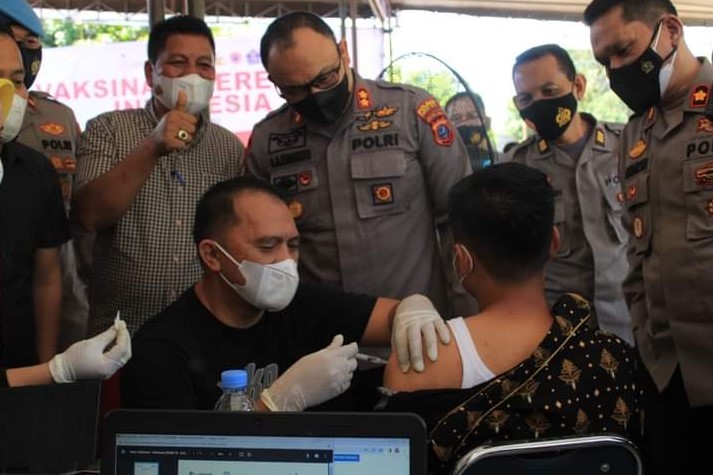  Bupati bersama Kapolres Labuhanbatu Tinjau pelaksanaan Vaksinasi Serentak