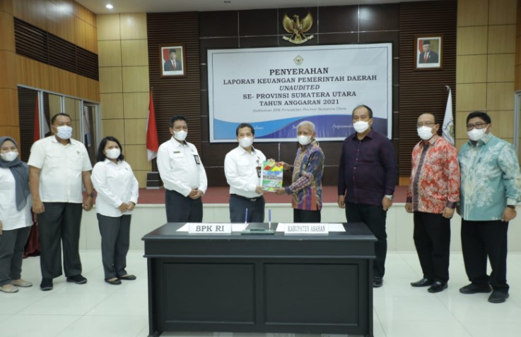  Bupati Asahan Serahkan Laporan Keuangan Pemerintah Daerah Unaudited TA 2021