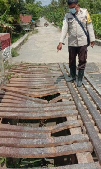  Keselamatan Warga Terancam, Jembatan Besi Penghubung Antar Desa di Kec. Kualuh Leidong Rusak Berat