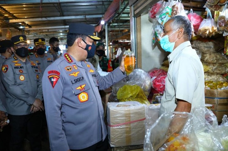  Kapolri Turun Langsung ke Pasar Pastikan Stok Minyak Goreng Untuk Warga Aman