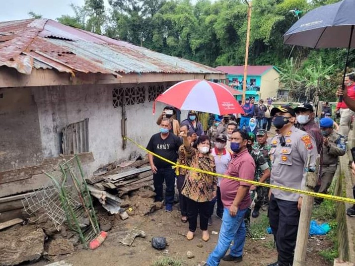  Forkopimda Karo Cek Lokasi Roboh Turap di Desa Gongsol