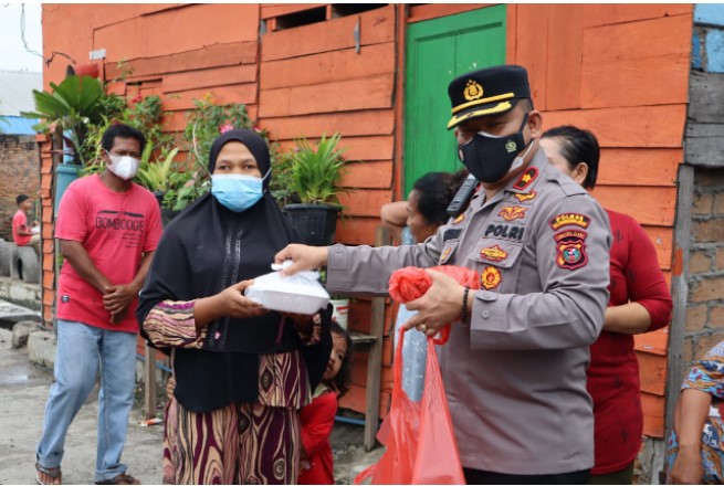  Jumat Berkah, Polres Pelabuhan Belawan Berbagi Nasi Kotak di Kelurahan Bagan Deli