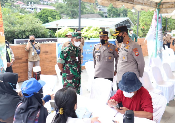  Kapolres Simalungun Tinjau Pelaksanaan Vaksinasi Lansia di Ruang Terbuka Publik Pantai Atsari Parapat